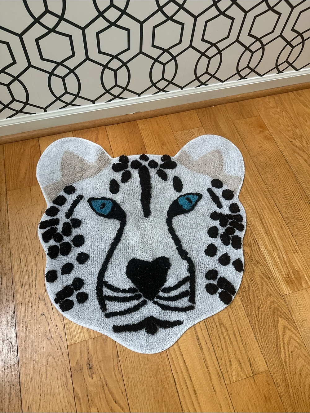 Viral TikTok Snow Leopard Tufted Bath Mat Accent Rug Blue Eyes Animal Shaped - Picture 2 of 7